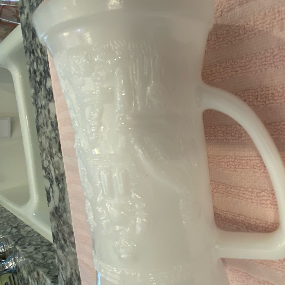 EUC 2 VTG 1960’S  FEDERAL WHITE MILK GLASS STEIN MUGS WITH EMBOSSED PUB SCENE - Picture 9 of 11